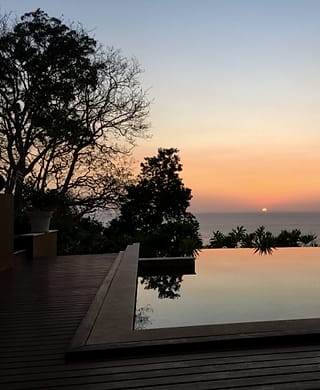 Kolam renang infinity saat senja