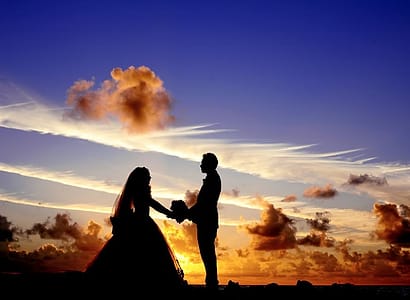 Pasangan menikmati matahari terbenam di pantai