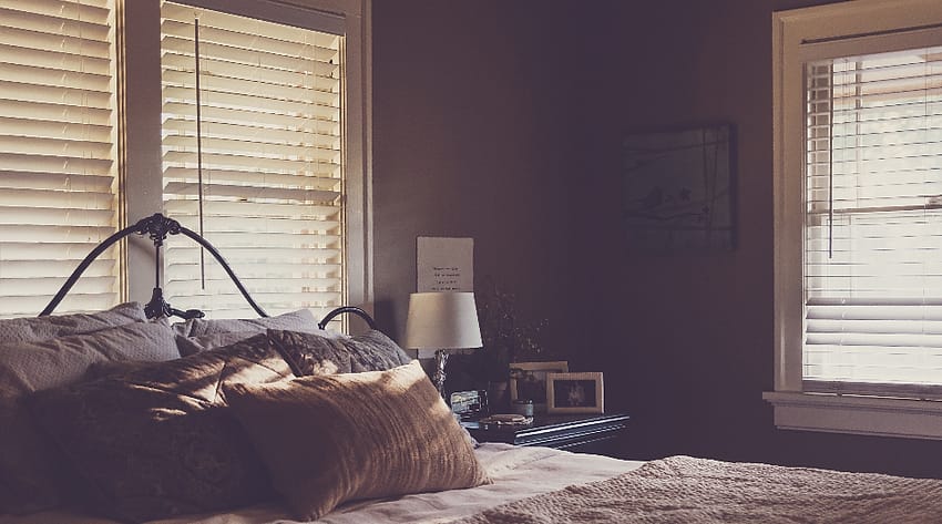 Kamar tidur dengan jendela lebar