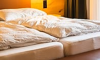 Kasur kamar dengan lampu hangat