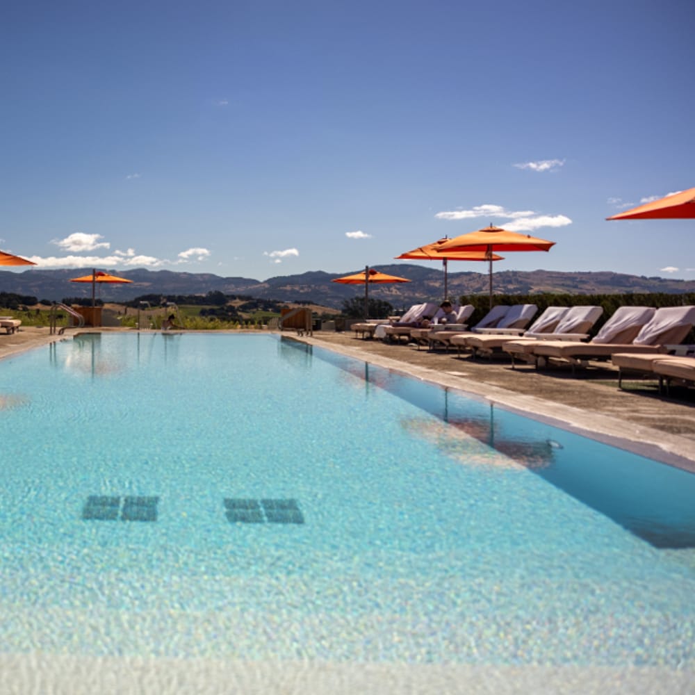 Sun deck tepi kolam