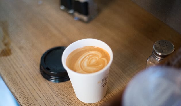 Kopi susu dalam gelas kertas