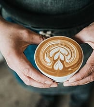 Latte art di tangan barista