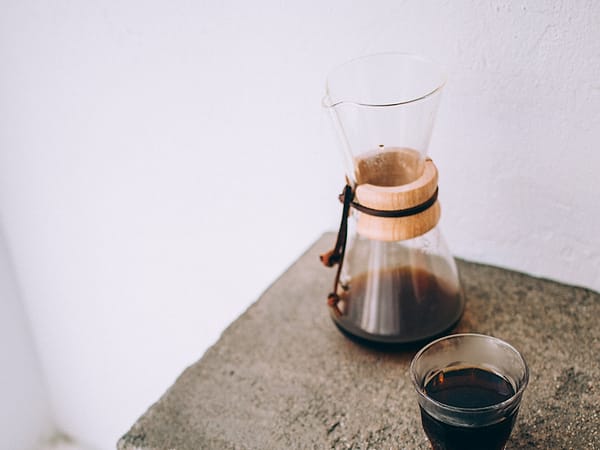 Chemex dan segelas kopi hitam
