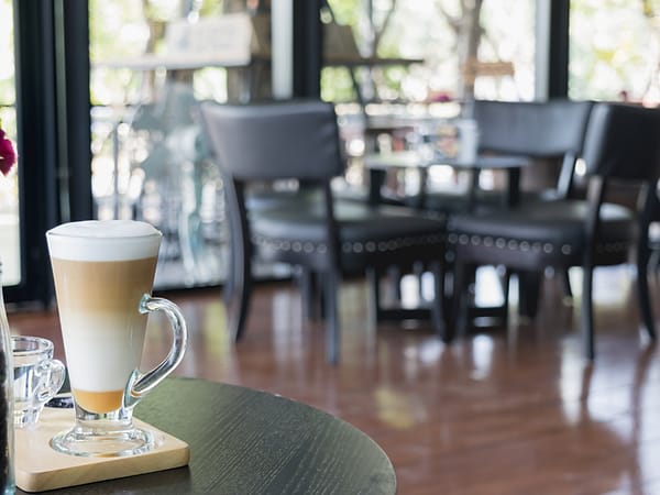 Latte di meja kafe yang lapang
