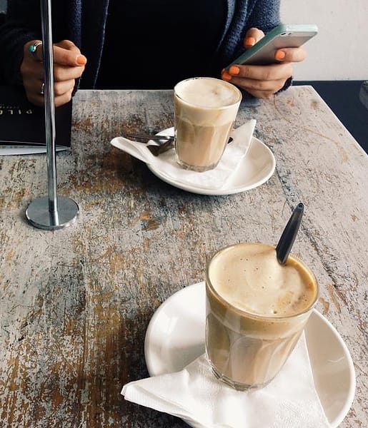 Dua gelas kopi susu di meja kafe