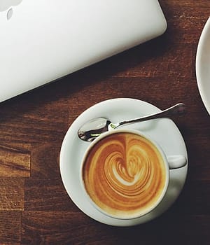Cappuccino di meja kayu