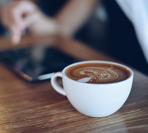 Secangkir kopi di meja kafe