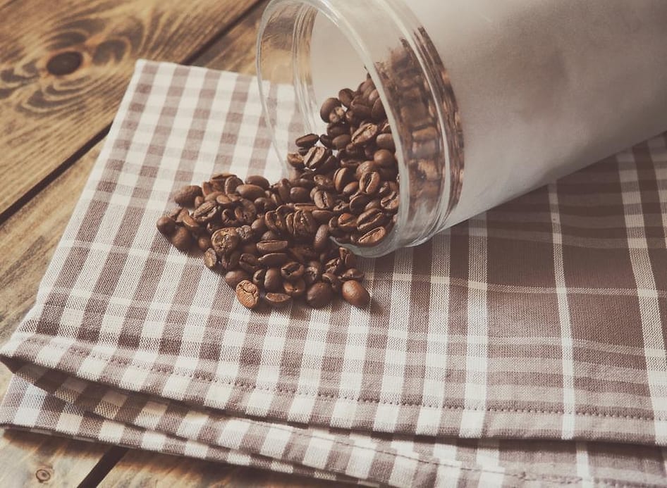 Biji kopi sangrai tumpah dari toples