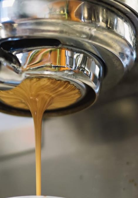 Espresso mengalir dari mesin kopi