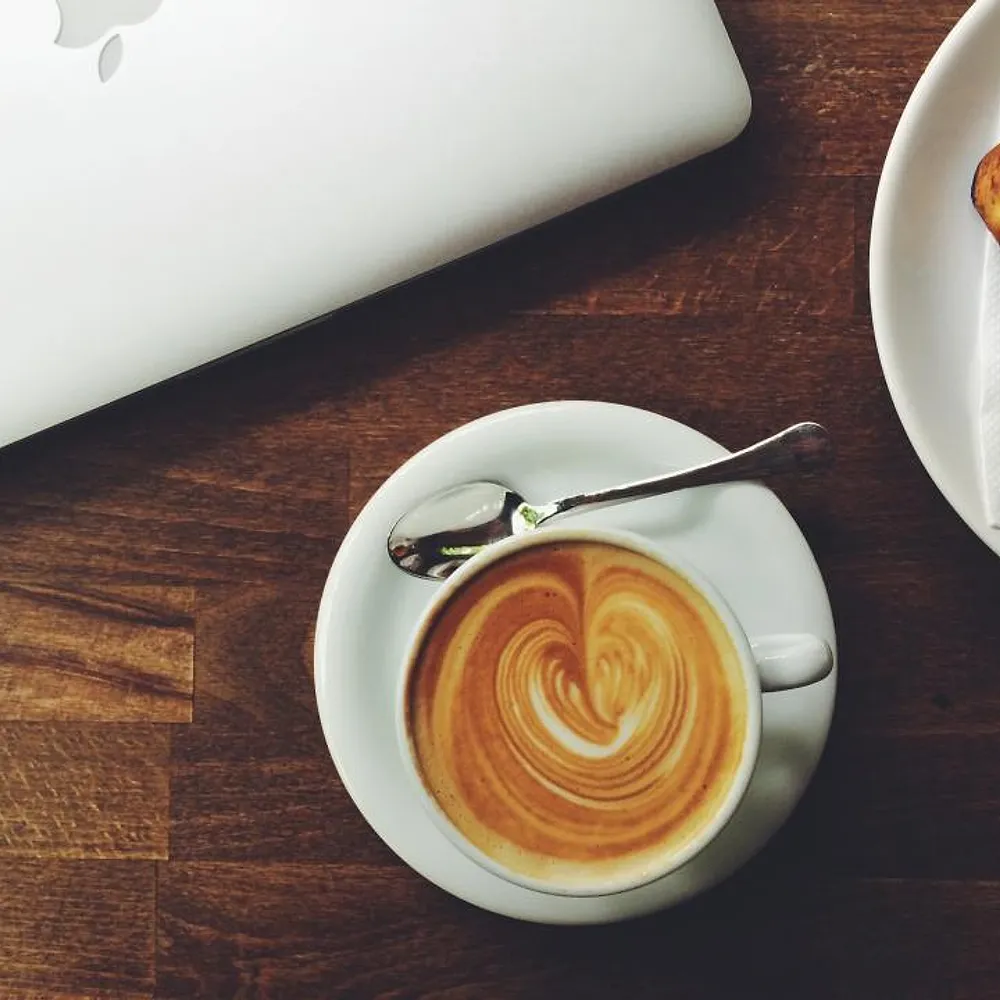 Latte dan croissant untuk sarapan