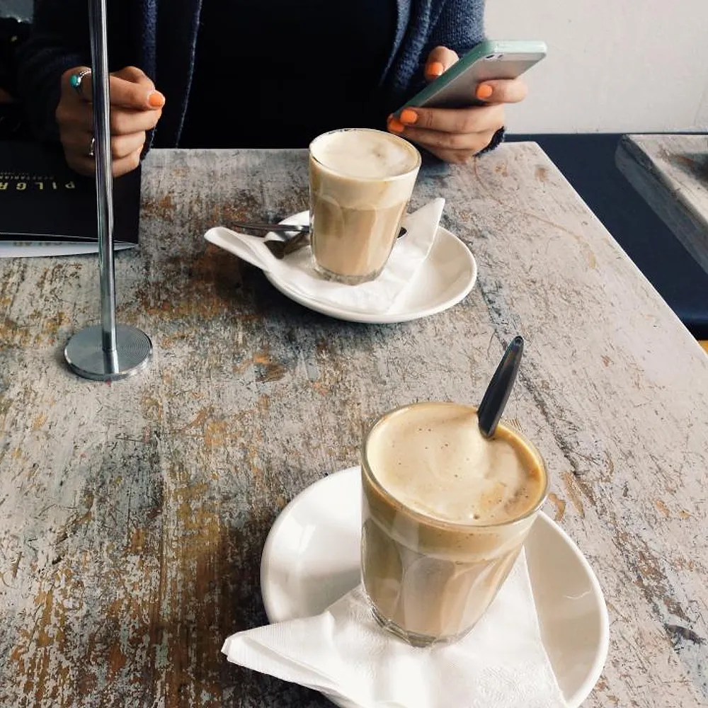 Dua cangkir kopi di meja kafe