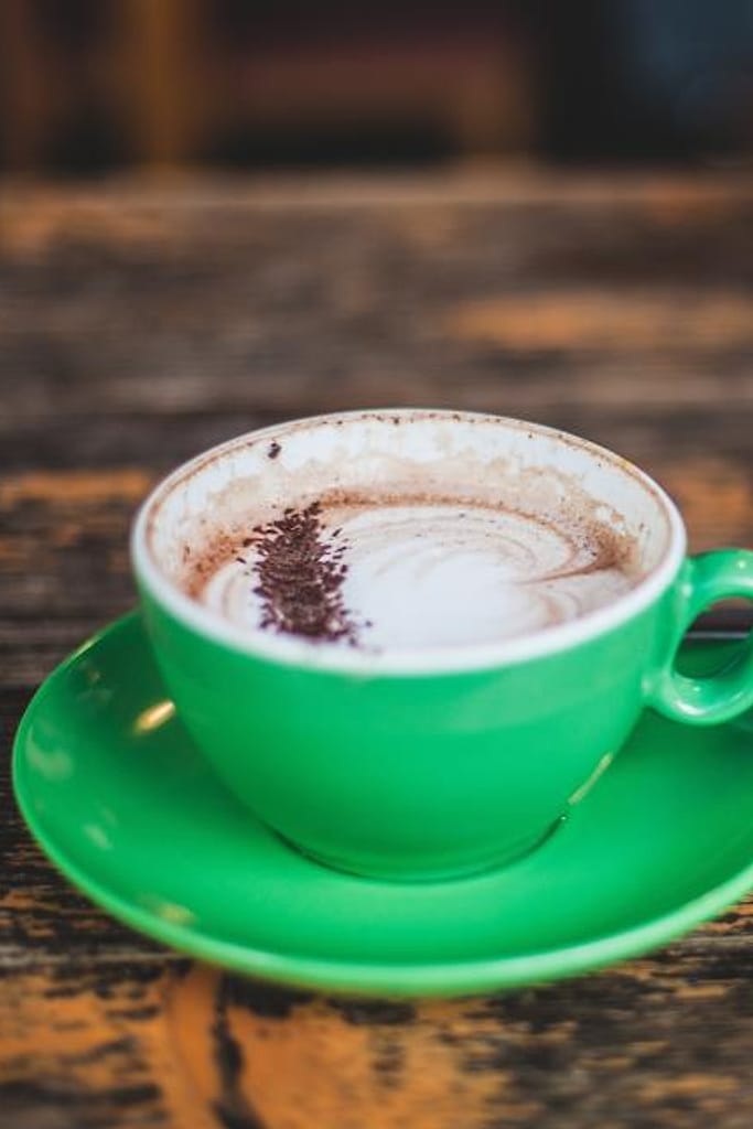 Latte dalam cangkir hijau