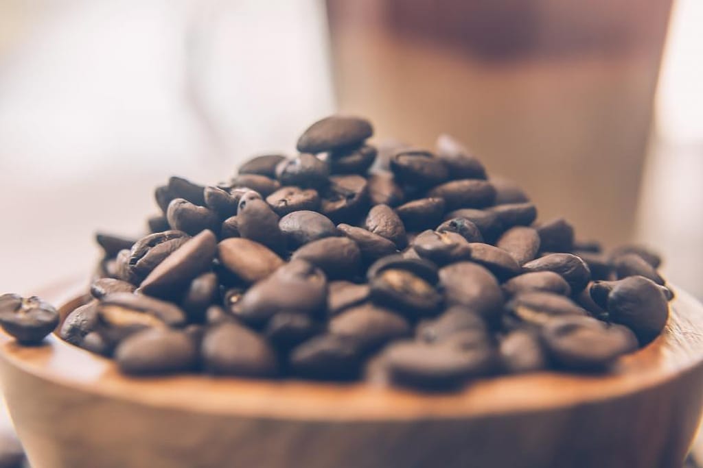 Biji kopi dalam mangkuk