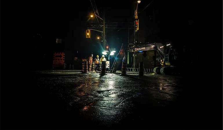 Tim kontraktor bekerja di lokasi proyek pada malam hari