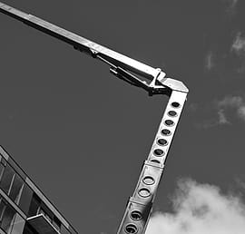 Lengan crane di lokasi proyek