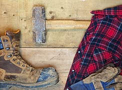 Sepatu kerja kulit dan palu