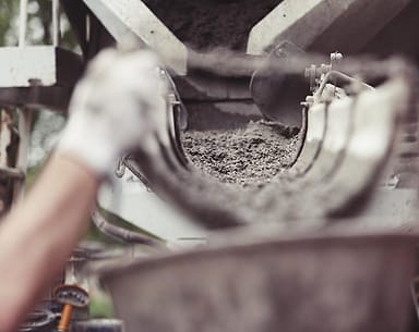 Pekerja menuang adukan beton