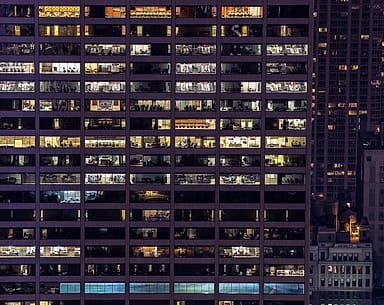 Fasad gedung kantor di malam hari