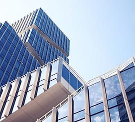 Gedung kantor berfasad kaca
