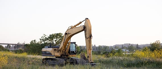 Ekskavator di lahan proyek