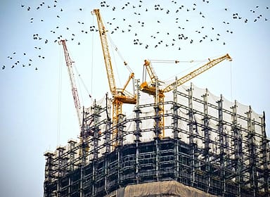 Gedung kantor dalam tahap pembangunan dengan crane