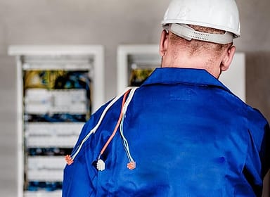 Teknisi memeriksa panel listrik