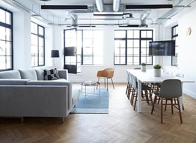 Interior kantor terbuka dengan lantai kayu