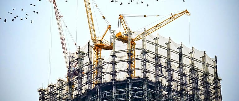 Gedung dalam tahap pembangunan dengan crane
