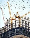 Gedung dalam tahap pembangunan dengan crane