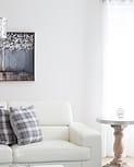 Ruang tamu dengan desain interior modern