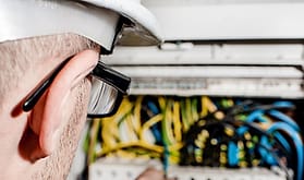 Teknisi memeriksa panel listrik