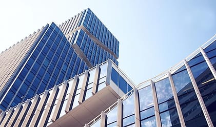 Gedung perkantoran berfasad kaca
