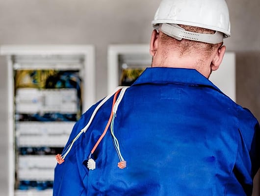Teknisi memasang panel listrik