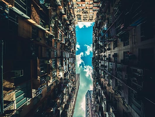 Gedung apartemen bertingkat