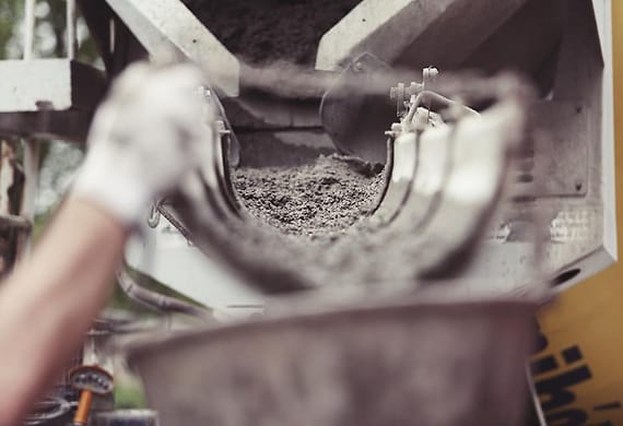 Pengecoran beton di lokasi proyek