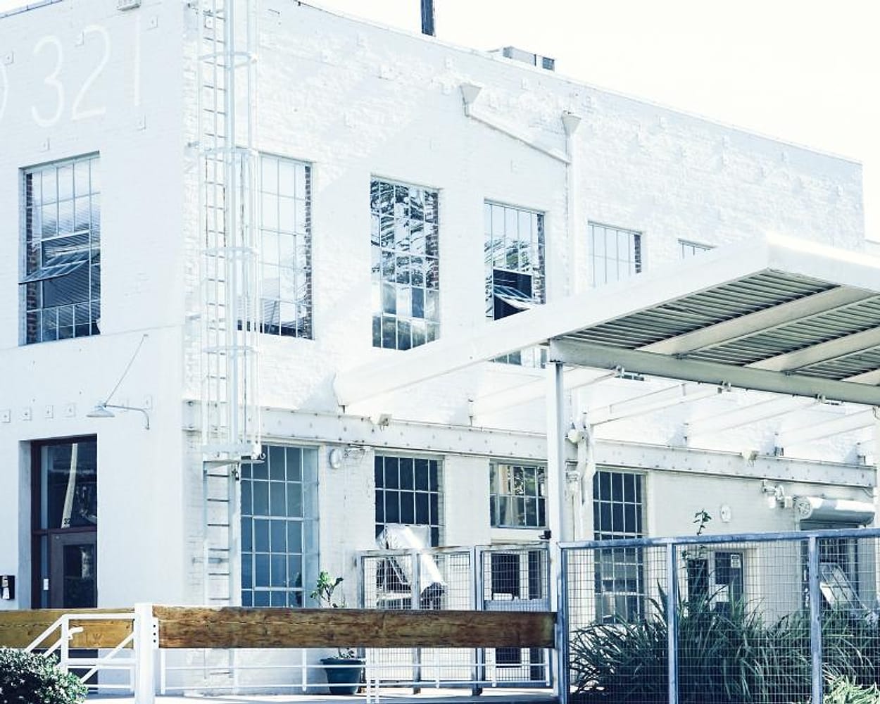 Gedung gudang logistik