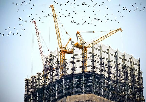 Crane di atas gedung yang sedang dibangun