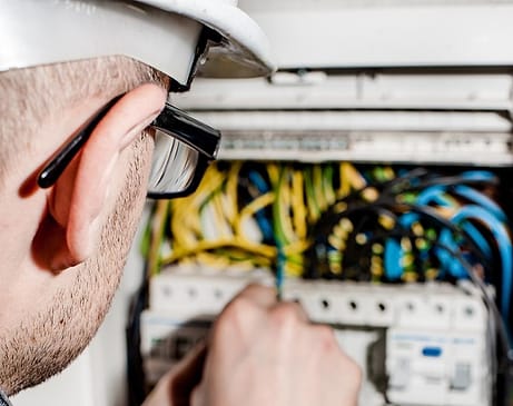 Teknisi memasang panel listrik