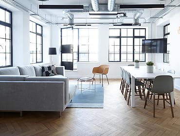 Ruang kantor dengan interior terang