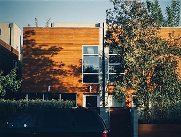 Rumah modern berfasad kayu