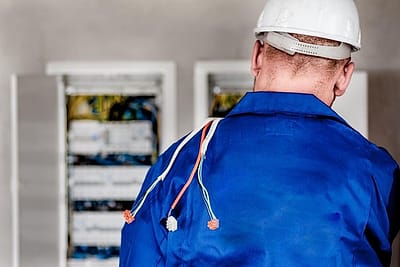 Teknisi memeriksa panel listrik