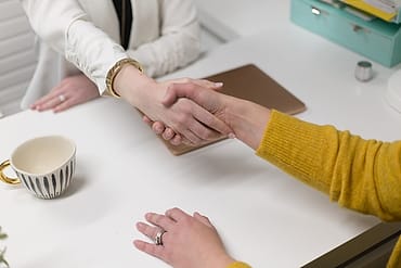 Jabat tangan setelah kesepakatan kerja
