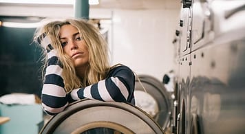 Pelanggan menunggu cucian di laundry