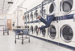 Laundromat dengan deretan mesin cuci