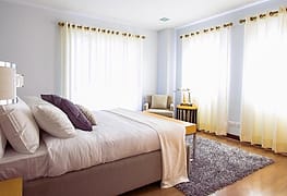 Kamar tidur dengan bed cover bersih