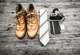 Sepatu kulit dan dasi