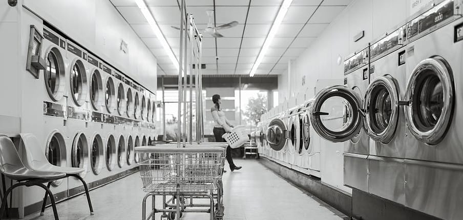 Laundromat dengan deretan mesin cuci