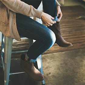 Pelanggan bersiap menyerahkan cucian