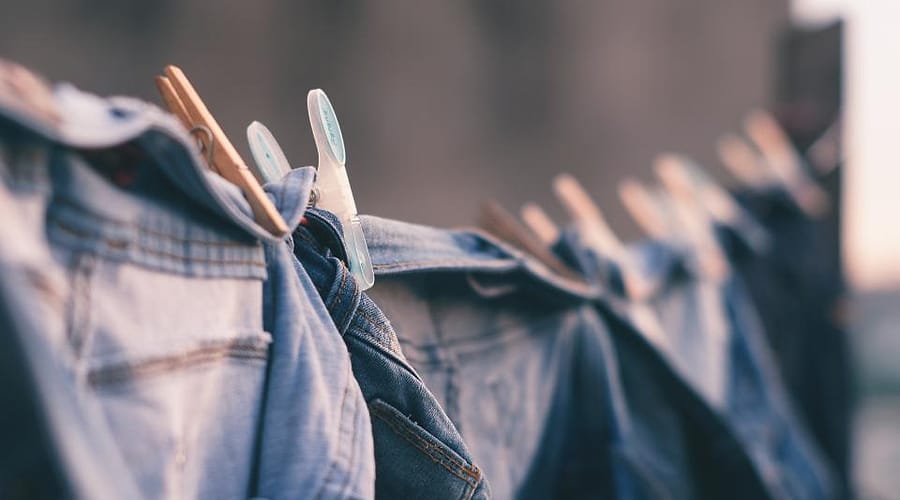 Jeans dijemur dengan penjepit